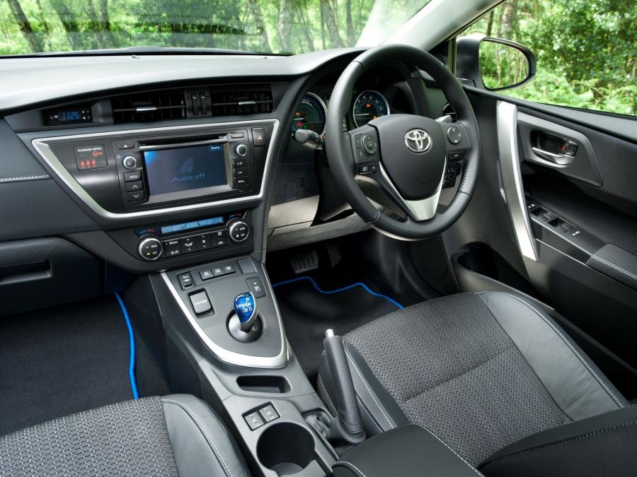  Toyota Auris Touring Sports Hybrid 2013 года  (UK) (фото 14 из 25)